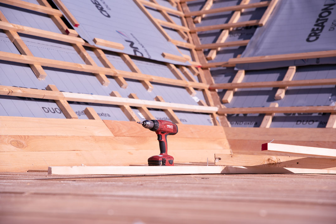 handwerk fotografie hilti bohrmaschine steht auf dem Dach