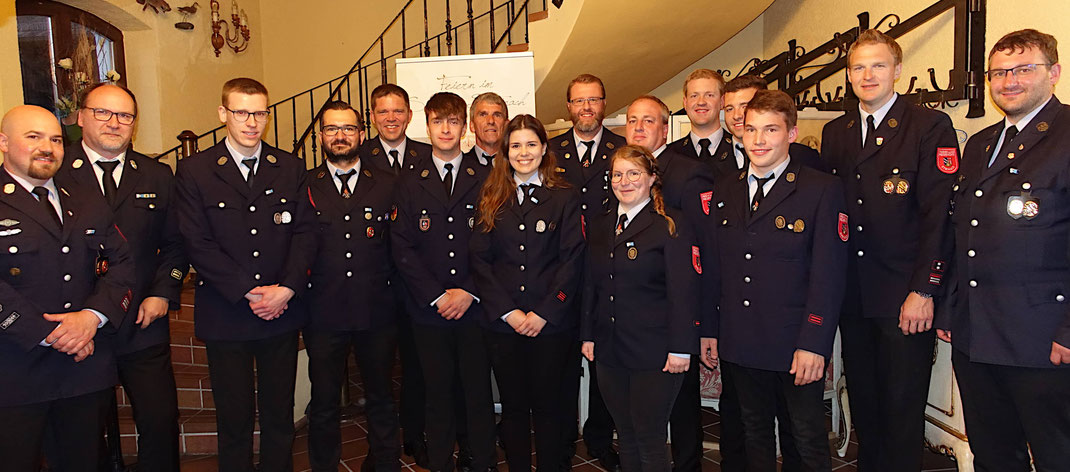 An die Einsatzkräfte des Katastrophenfalls 2024 wurde die Fluthelfernadel überreicht