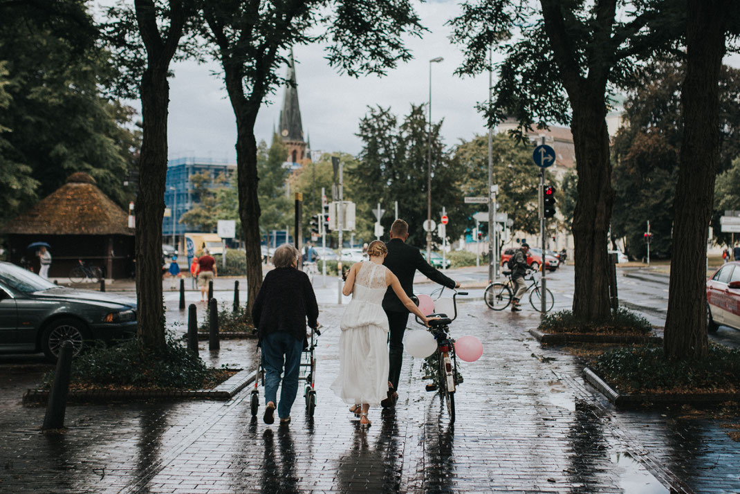 Braut und Bräutigam mit Tandem in Oldenburg, Hochzeitsfoto, ungestellt