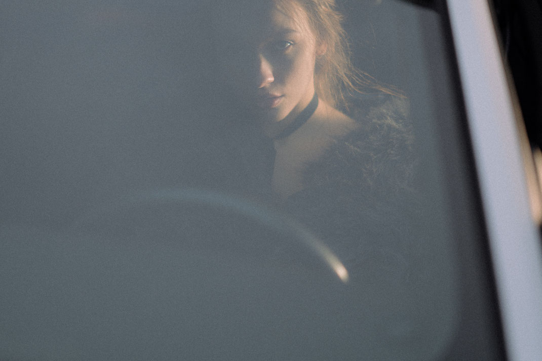 Portrait von einer Frau im Auto in Kassel