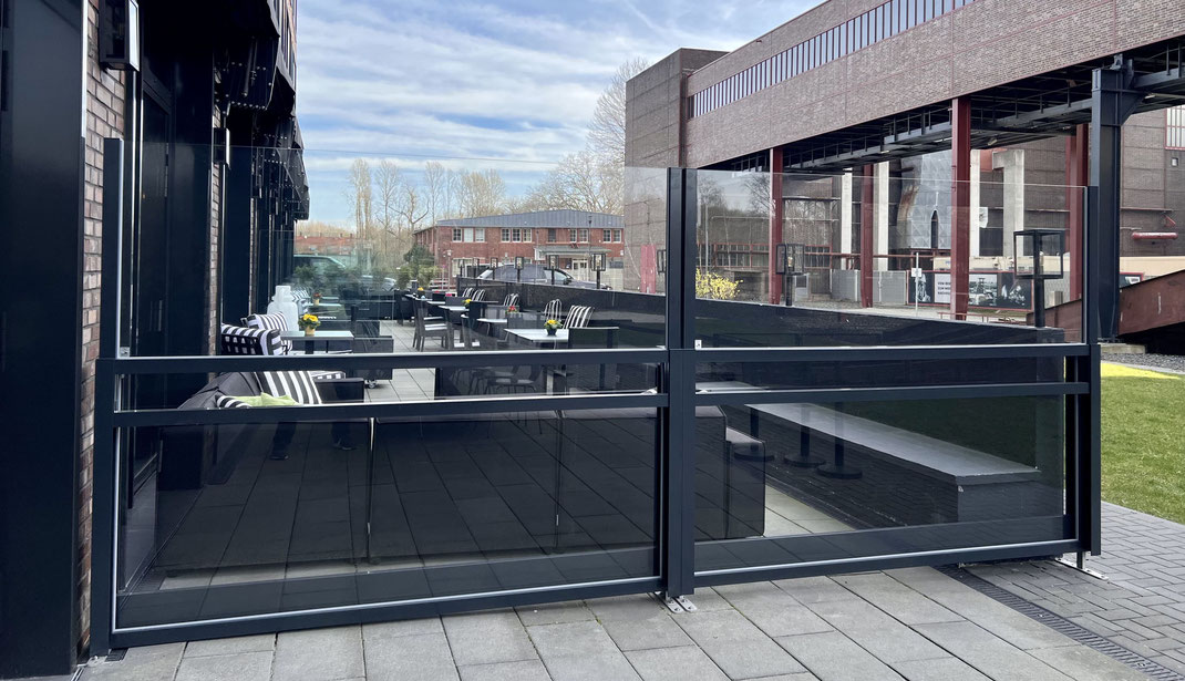 Terrasse an einem Hotel mit einem in der Höhe flexiblem Windschutz