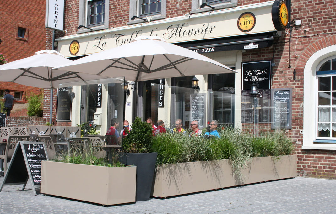 Windschutz Modell Casablanca auf einer Restaurant-Terrasse bietet elegante Optik und Schutz vor Wind für Gäste