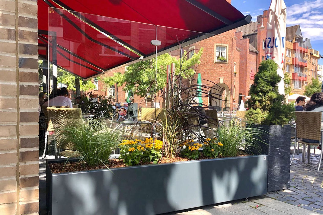 Windschutzanlage auf der Terrasse an einem Eiscafé in der Innenstadt 