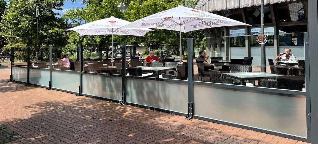 Gastronomie-Windschutz mit satiniertem Sicherheitsglas für Sichtschutz und atmosphärisches Licht