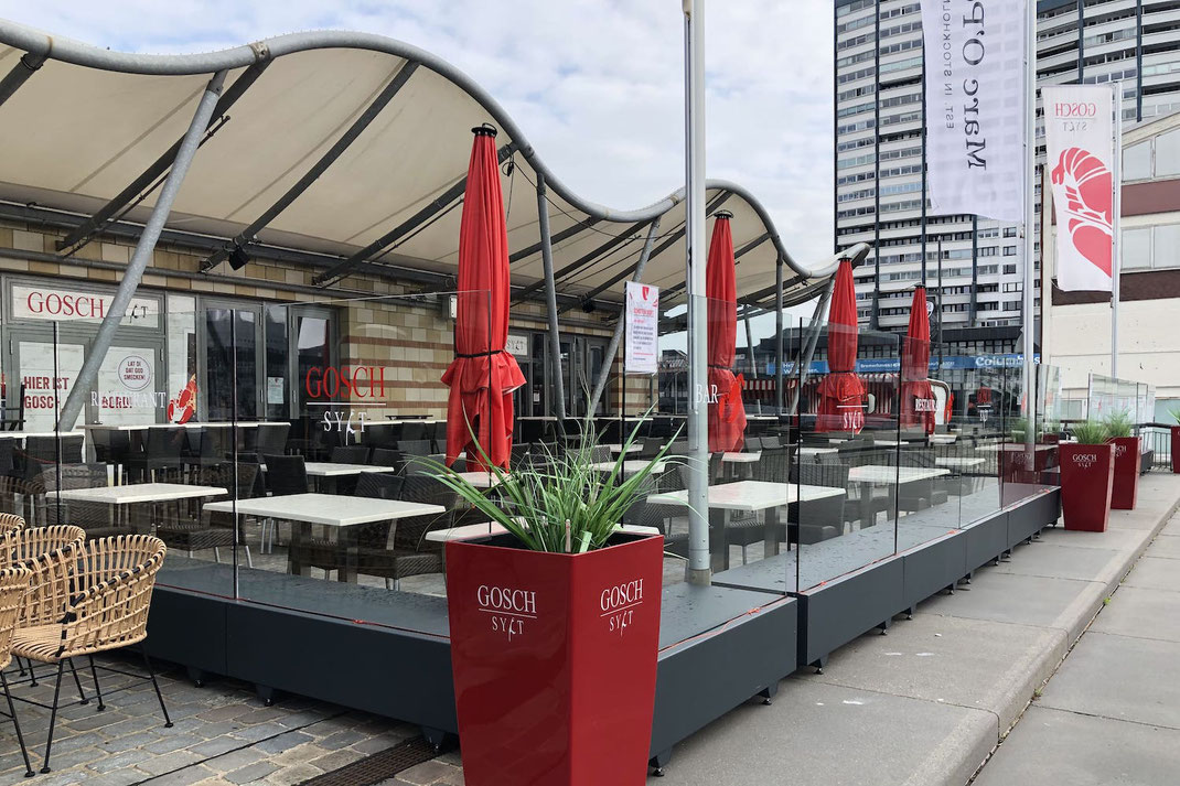 Windschutzanlage aus Glas und Aluminium mit zusätzlichen Sitzplätzen