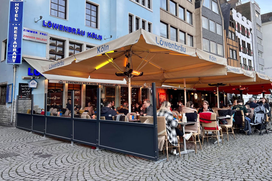 Mobile Windschutz-Anlage vor dem Restaurant bietet den Gästen Schutz vor Wind sowie eine klare Abgrenzung zum Außenbereich
