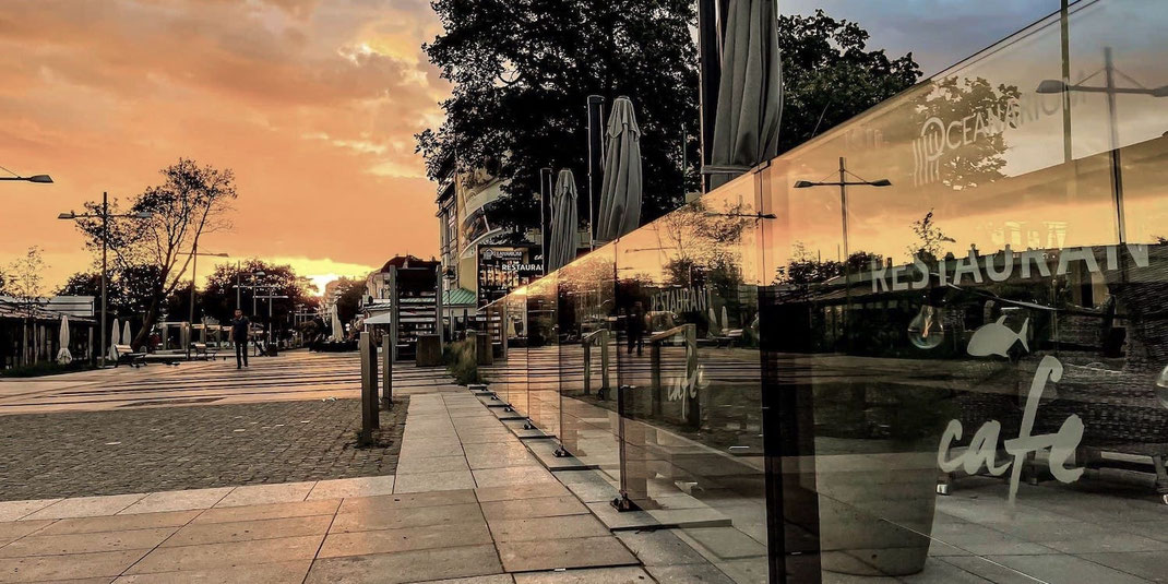 Professionelle Glas-Windschutzwände in der Außengastronomie als Schutz einer Restaurantterrasse