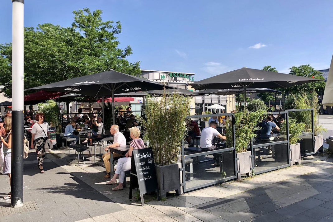 Windschutz Modell Sylt als professionelle Terrassenabtrennung mit Sonnenschirmen für die Außengastronomie