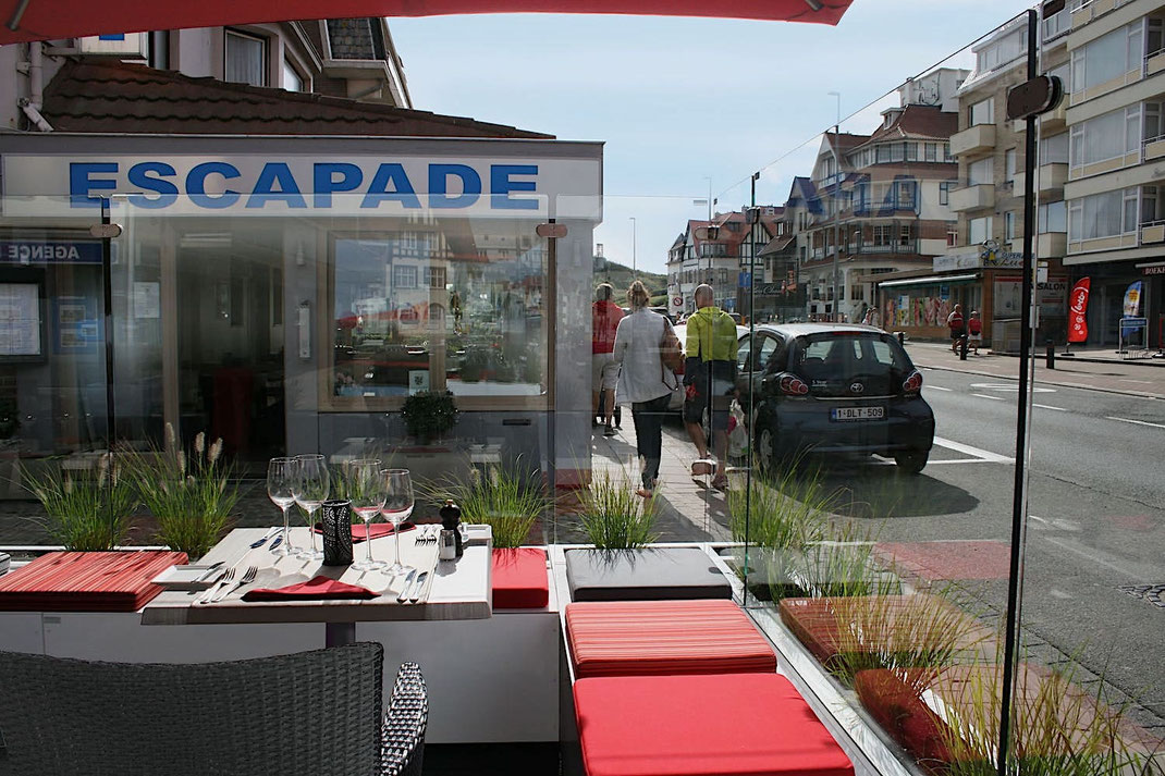Windschutzsystem Casablanca mit Pflanzen und Sitzbänken in der Innenstadt auf der Terrasse an einem Restaurant
