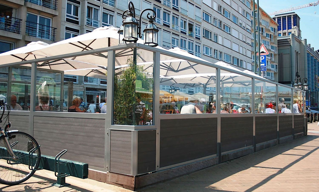 Windschutzsystem mit integrierten Pflanzkästen montiert an einer Außengastronomie-Terrasse für ganzjährigen Windschutz