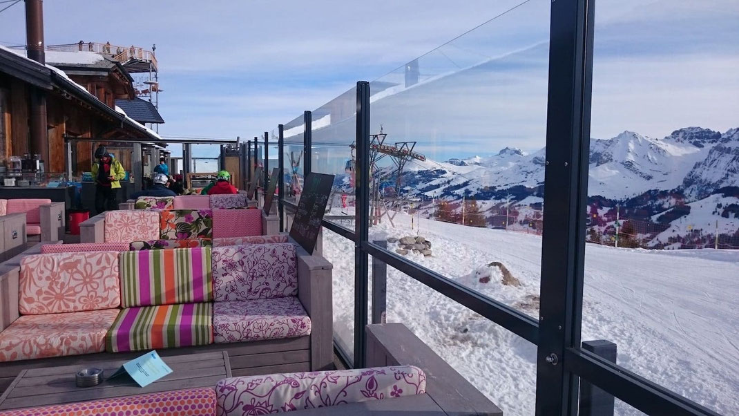 Windschutzanlage mit ESG-Glas auf einer Skihütten-Terrasse auf einer Ganzjahres Terrasse 