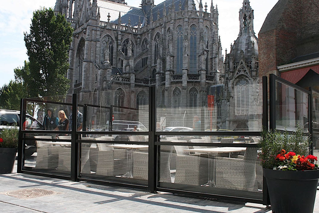 Restaurant Terrasse mit höhenverstellbarem Windschutz Up&Down an einem Denkmalgeschützen Gebäude