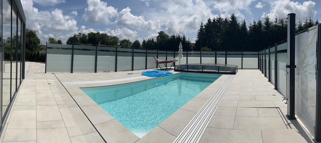 Sichtschutz aus Glas am Swimmingpool  auf der Terrasse
