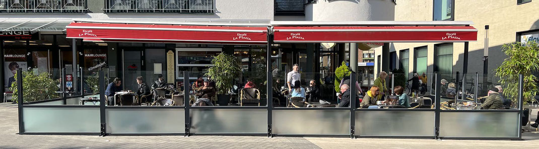 Straßencafe mit Windschutz im Sommer