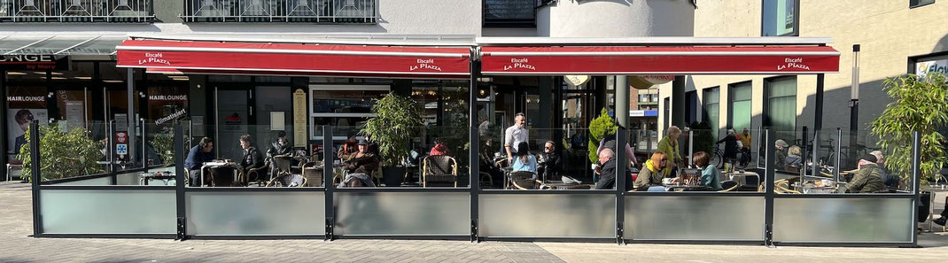 Transparente Windschutz-Anlage für Eiscafé-Terrasse, moderner Wetterschutz mit klarem Design für professionelle Außengastronomie
