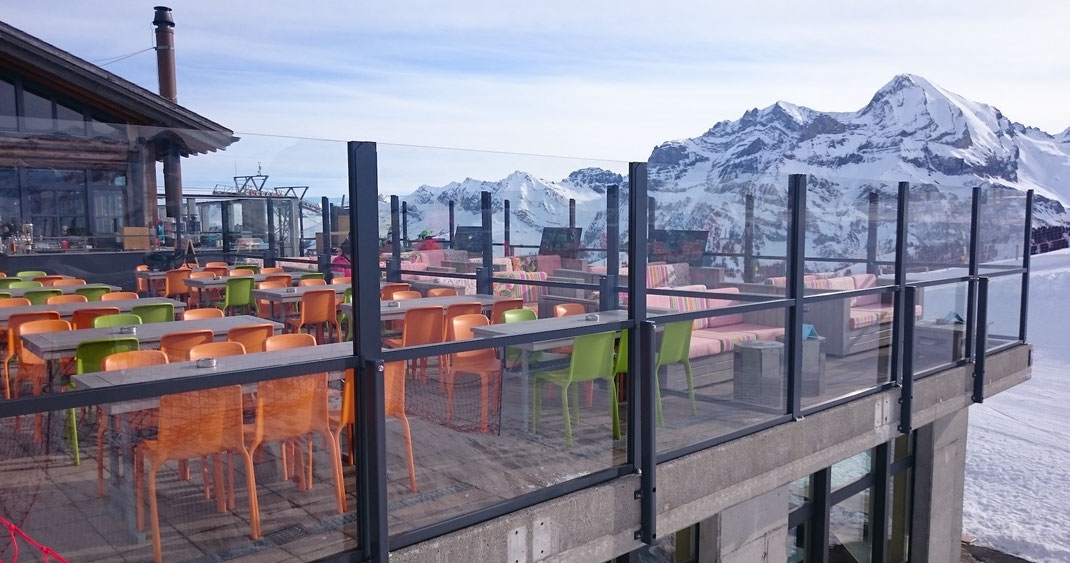 Windschutzanlage in den Alpen für die Terrasse in der Gastronomie aus Sicherheitsglas und Aluminium