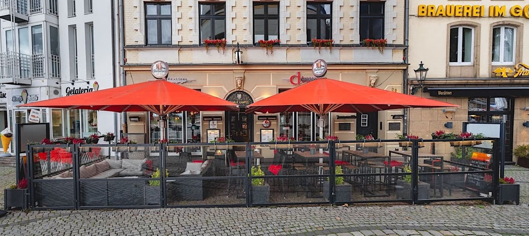 Windschutz-Anlage für Brauerei-Terrasse, robuster Wetterschutz mit integrierten Sichtschutz-Elementen für Gastronomie-Außenbereiche