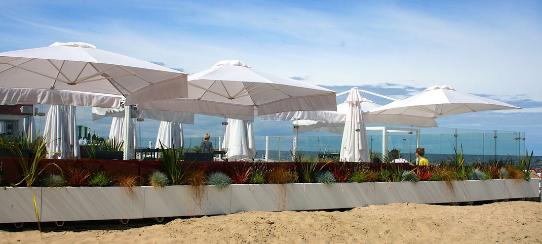 Am Strand steht der Windschutz auch bei sehr starkem Wind sehr stabil