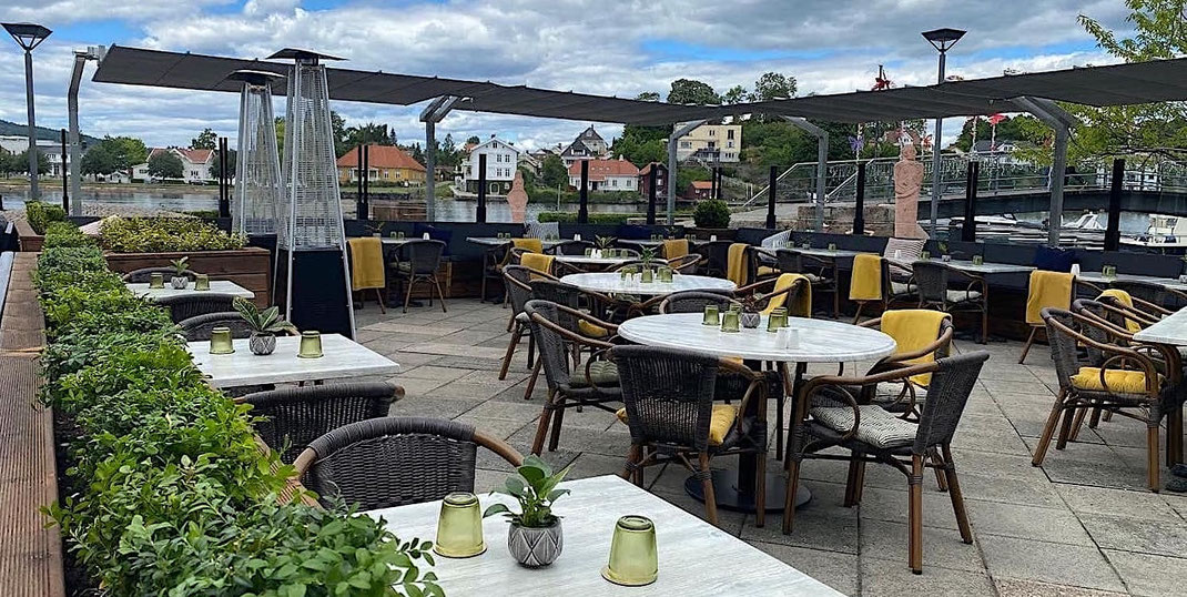 Terrassengestaltung mit Windschutz und Pflanzen für gehobene Außengastronomie sorgt für exklusives Wohlfühl-Ambiente
