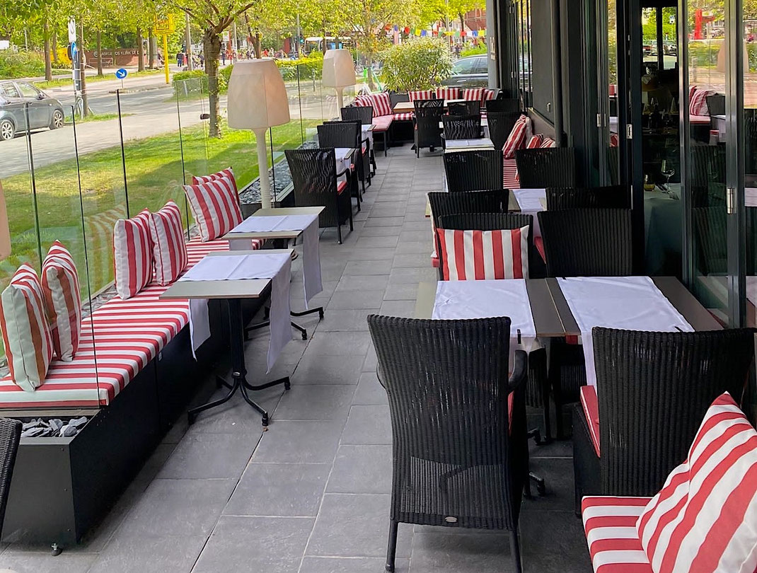 Hotel-Terrasse im Sommer mit einem Windschutz