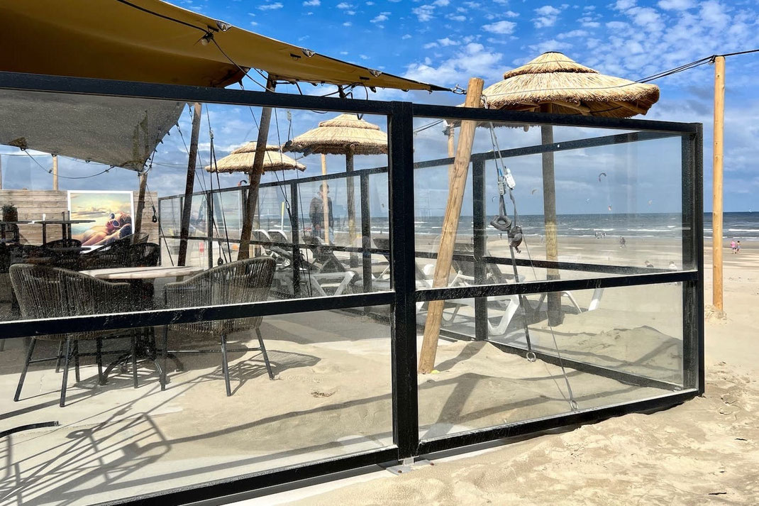 Windschutz-System für Außengastronomie, hochwertige Glaswand als flexibler Wetterschutz für Terrassen  am Strand