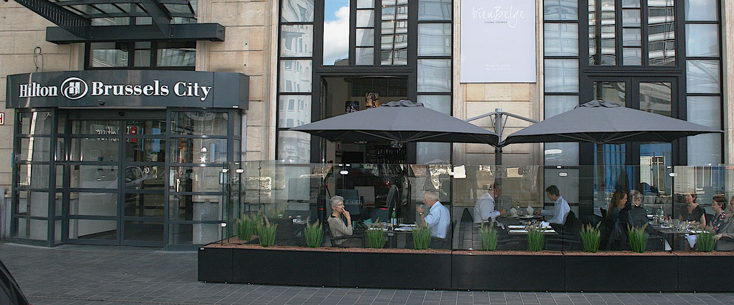 Referenz Projekt Hilton Hotel Terrasse mit einer hochwertigen mobilen Windschutzanlage Modell Casablanca ohne Befestigung im Boden