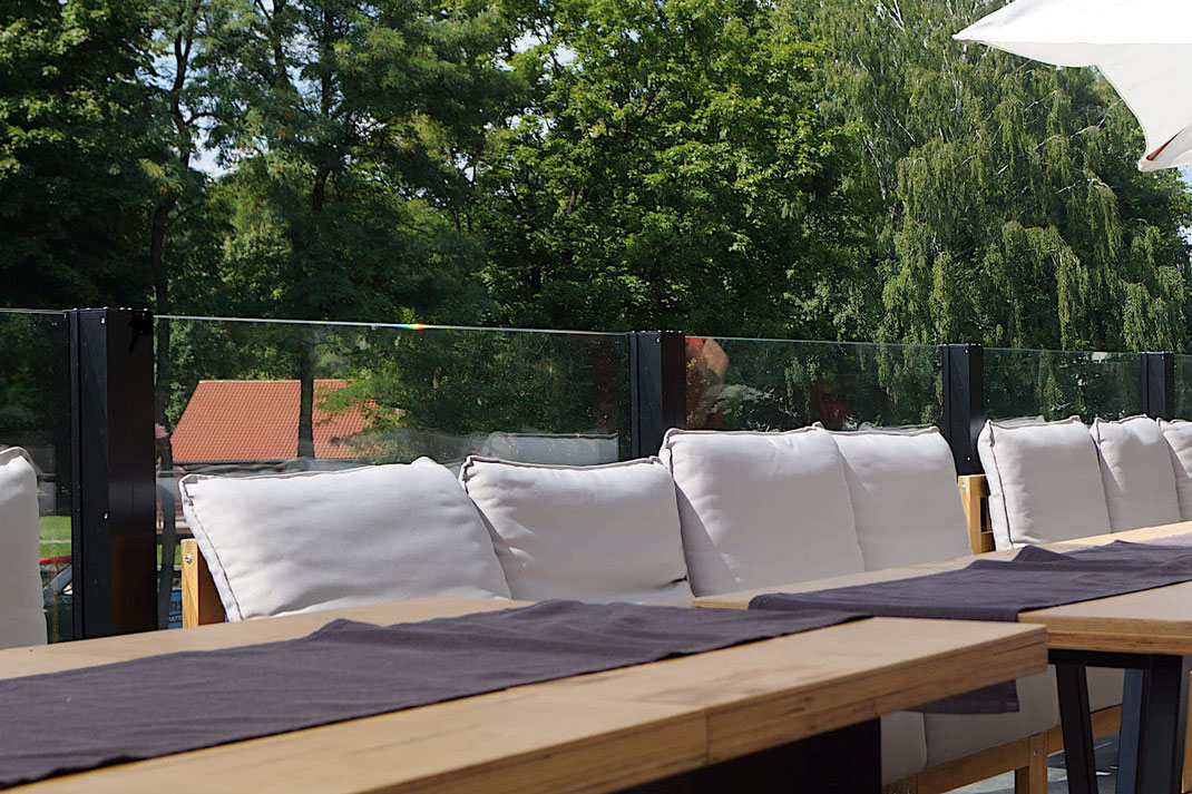 Gemütliche Hotel Terrasse mit Windschutz