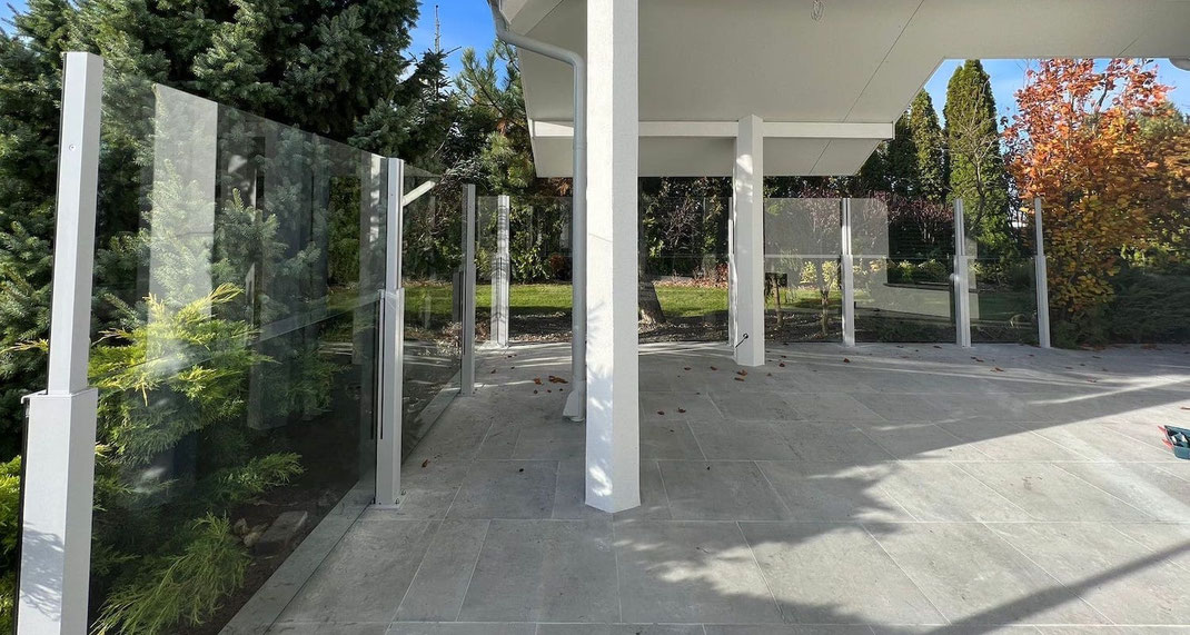 Detailansicht einer Eckverbindung eines Glas-Windschutzsystems mit sichtbarer Verschraubung