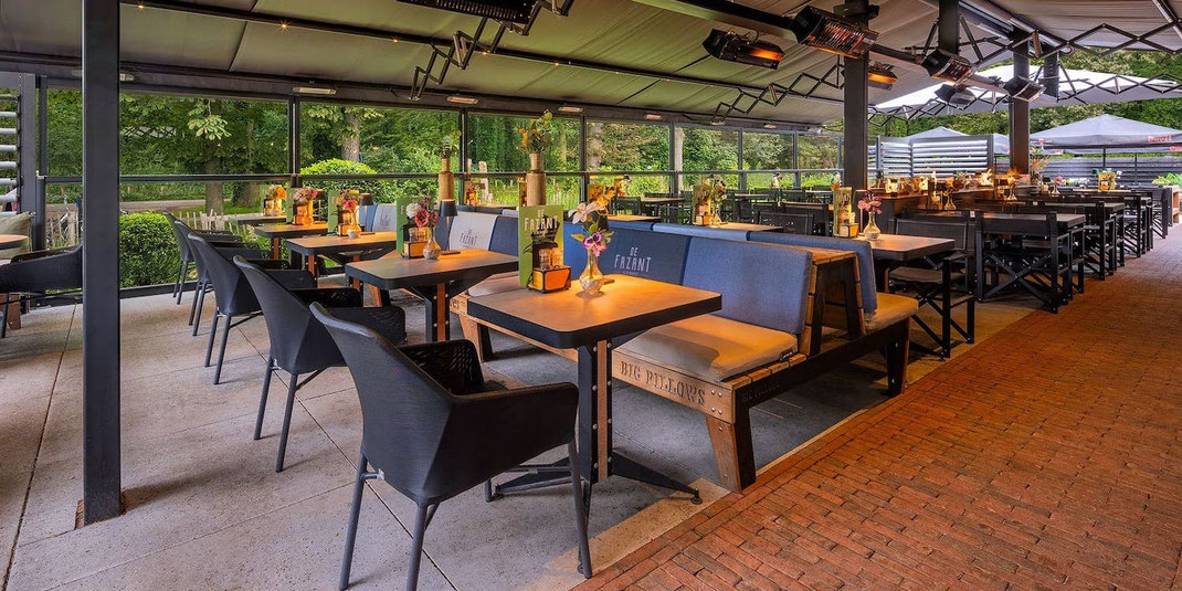 schöne Terrasse mit Windschutz und Markise mit Heizstrahlern in der Gastronomie