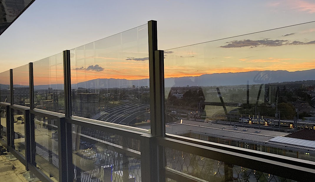 In der Höhe verstellbarer Windschutz auf einer Dachterrasse zur Fallsicherung 