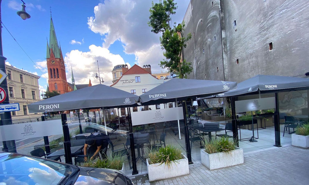 Große Restaurant Terrasse mit Windschutz und Sonnenschirmen