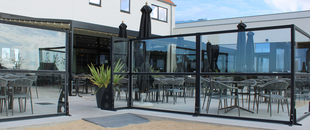 Terrasse an einem Altenheim mit einer Windschutzanlage aus komplett klarem ESG Sicherheitsglas 
