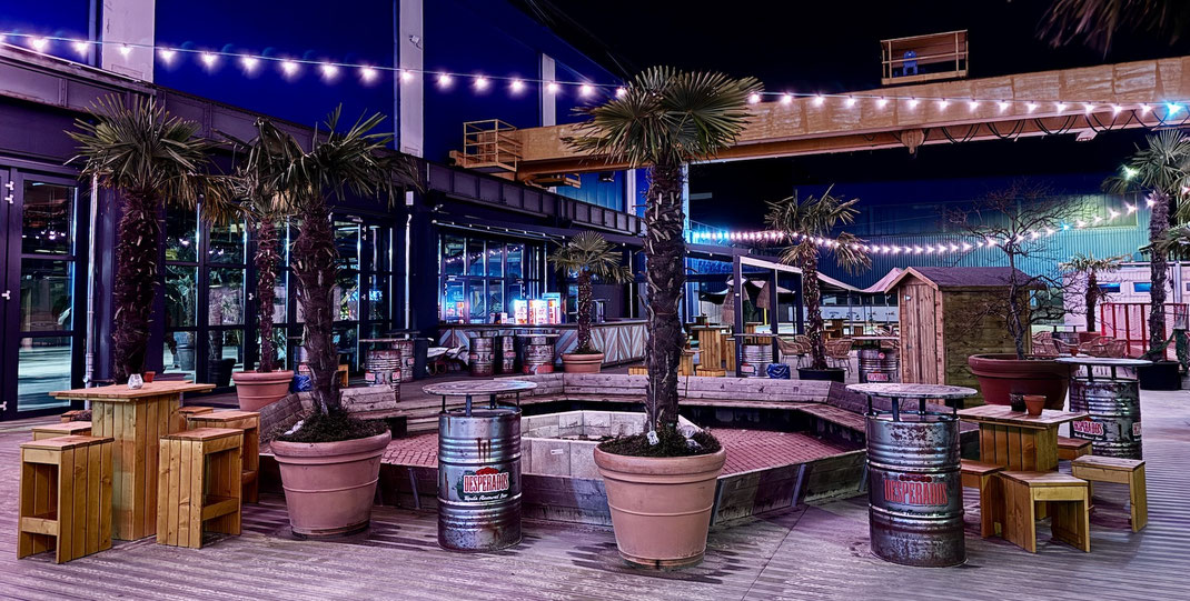 Top Aussengastronomie in einer Beachbar bei Nacht