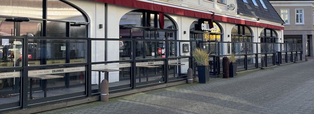 Durchgehende Windschutz-Anlage als elegante Terrassenbegrenzung für große Gastronomieflächen mit flexibler Höhenverstellung zum Schutz der Gäste vor lärm und Regen