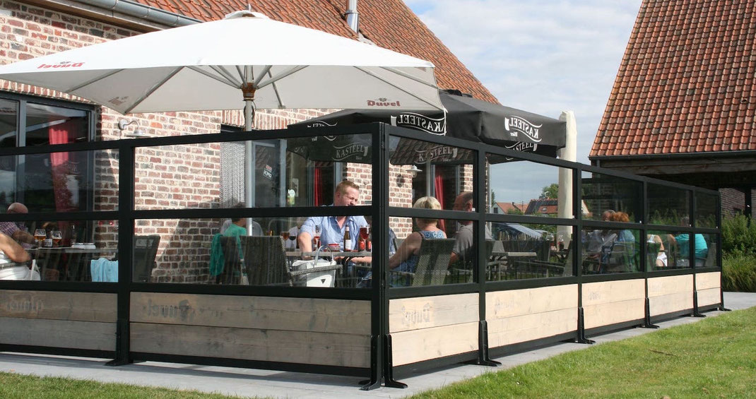 Windschutz für einen Biergarten aus Aluminiumprofilen und mit Paneelen aus Holz für eine natürliche Terrassengestaltung