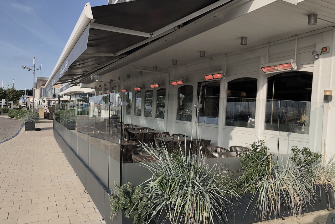 Windschutz Modell Casablanca mit Pflanzkästen & Heizstrahlern für ganzjährige Terrassennutzung und maximale Umsätze