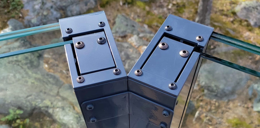 Präzise Eckverbindung einer Glas-Balustrade – hochwertige Montagetechnik für langlebige Gastronomie-Windschutzsysteme