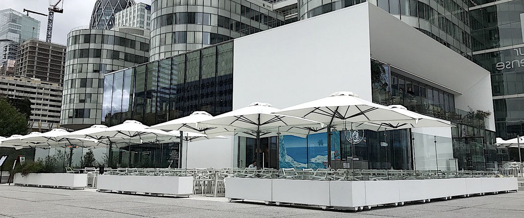 Moderne Gastronomie Terrasse in der Innenstadt