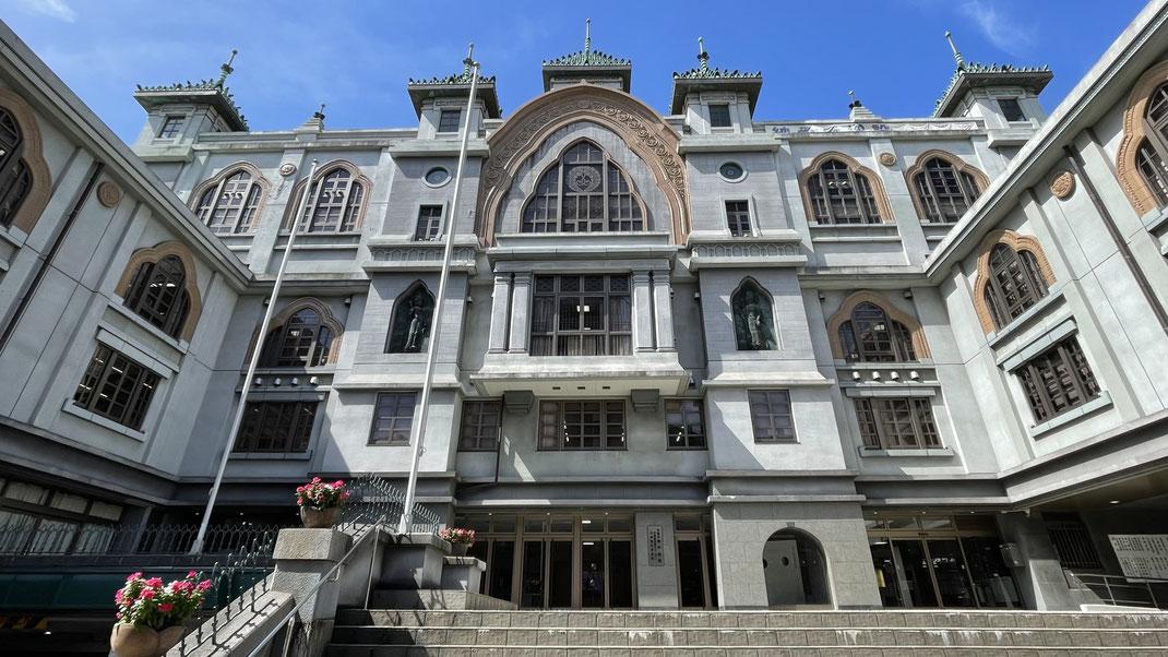 注記:現在、外壁を工事中です。