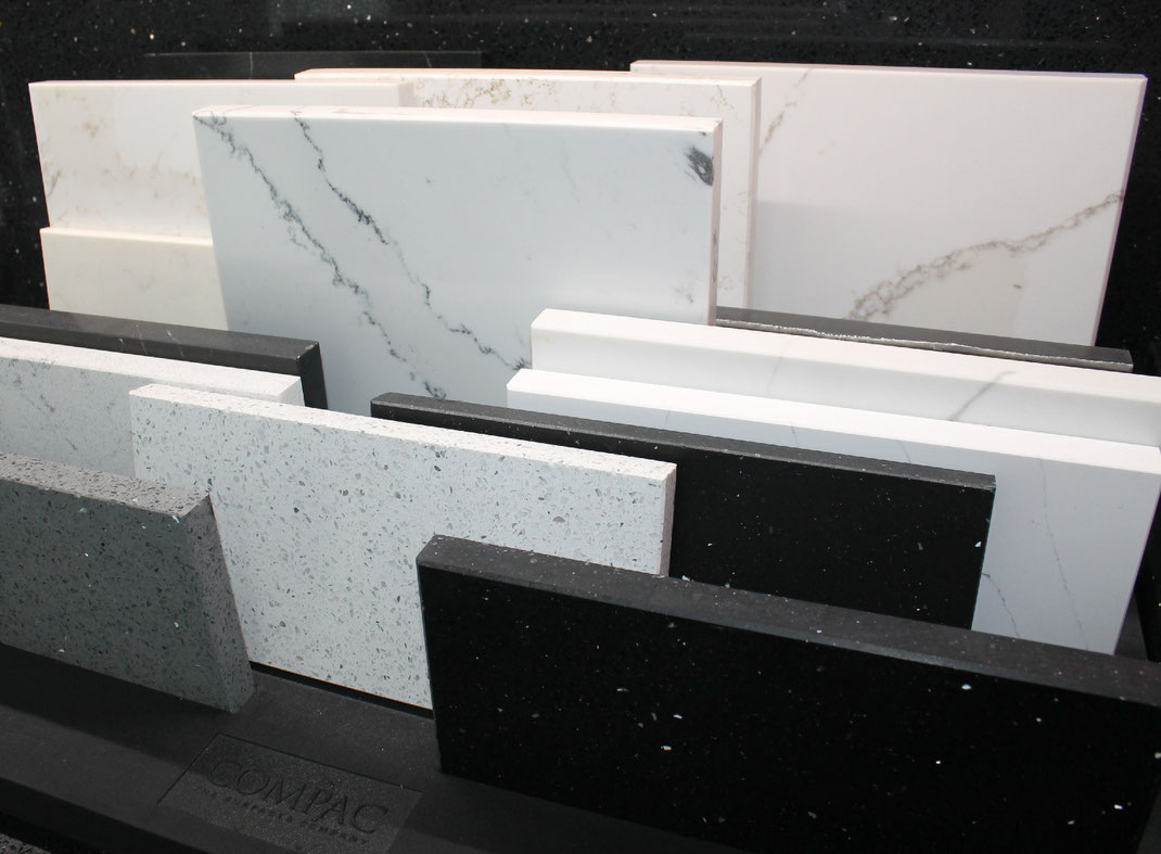 Aufsteller mit verschiedenen Quarz-Composite Arbeitsplatten 