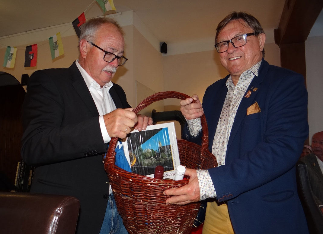Klaus Kummle überreichte Raimund Boltz einen Geschenkkorb.