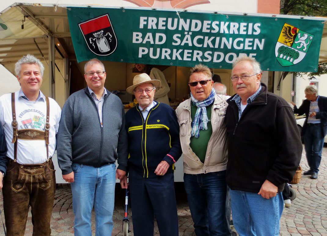 Feier in Bad Säckingen im September: Obmannstvtr. Markus Wolkerstorfer, Bürgermeister Alexander Guhl, Ehrenbürger Heinz Mau, Obmann Purkersdorf Raimund Boltz, Vorsitzender Bad Säckingen Klaus Kummle feiern mit eigenem Stand am Münsterplatz