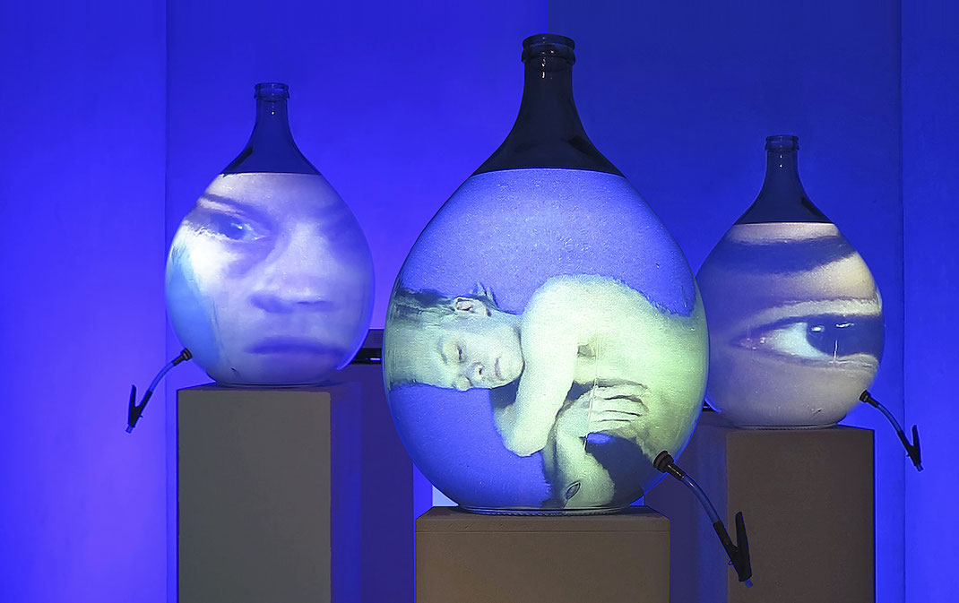 franticek-klossner-medical-imaging-in-contemporary-art-video-installation-art-alchemy-psyche