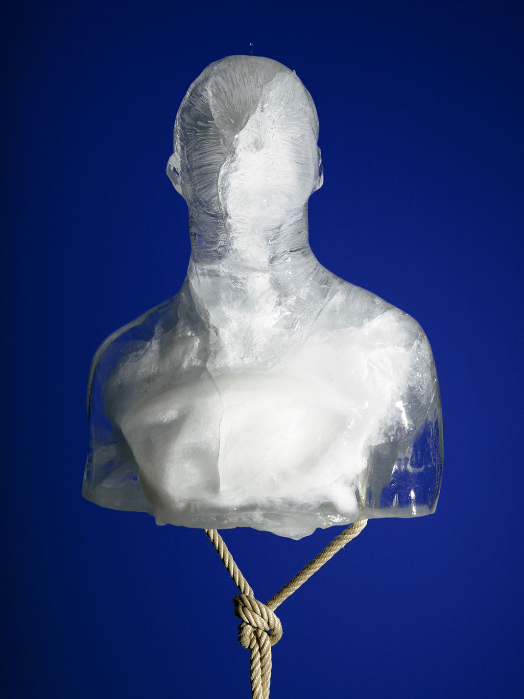 Aggregatzustände des Seins - Franticek Klossner - Gefrorene Selbstportraits in Eis - Performative Skulptur