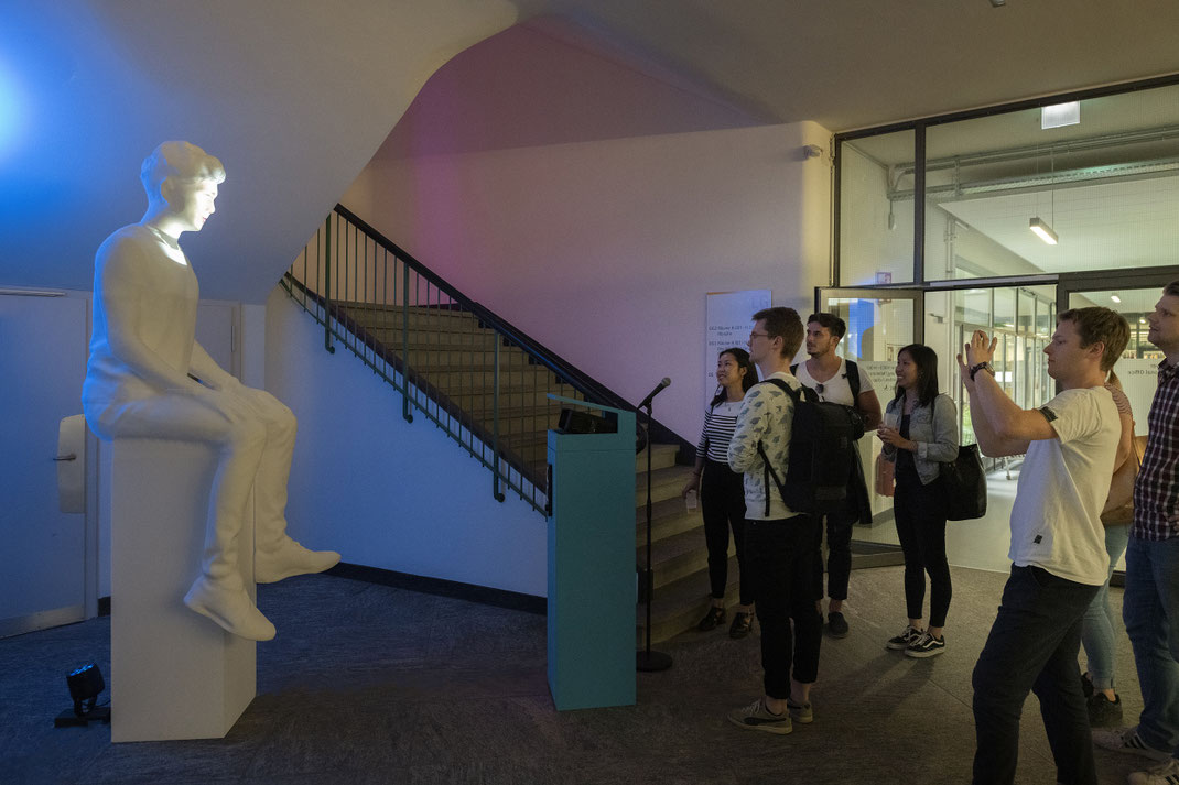 franticek-klossner-arte-contemporanea-installazione-video-interattiva-statue-parlanti-riconoscimento-vocale