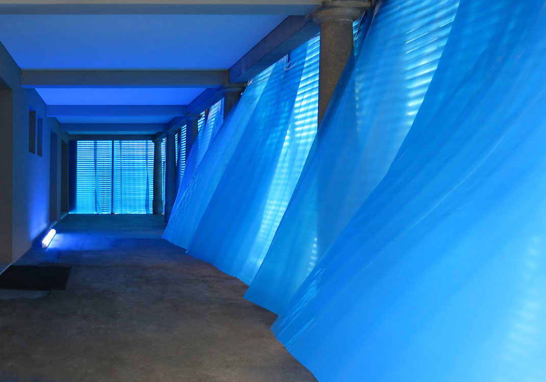 kunsthalle-der-stadt-wil-im-kanton-st-gallen-ausstellung-laboratorium-von-franticek-klossner-installation-der-blaue-raum