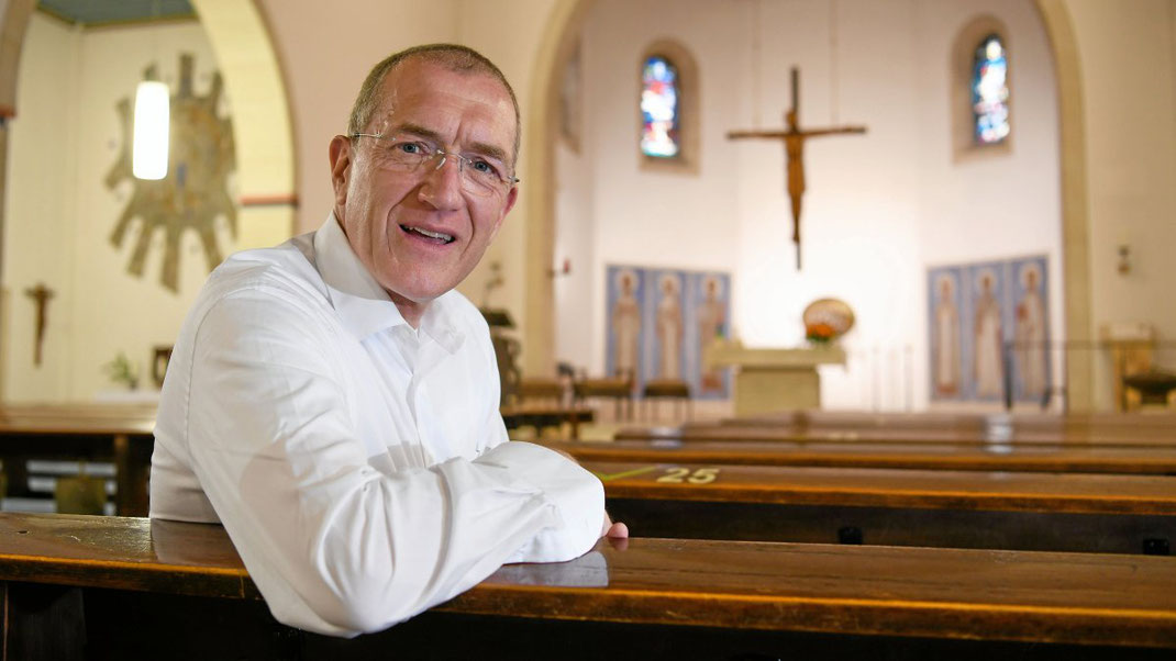 Pastor Matthias Fuchs hat schon in vielen verschiedenen Gemeinden des Bistums Essen gearbeitet. Er ist der neue Priester in Duisburg-Wanheimerort. (WAZ-Foto: Oliver Mueller / FUNKE Foto Services)