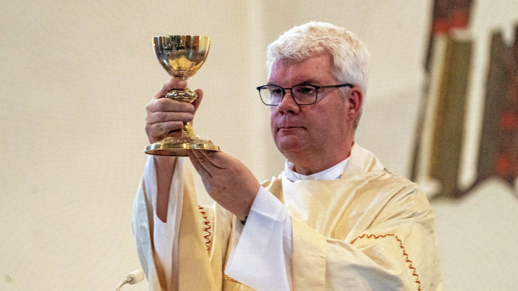 Pfarrer Christian Schulte, hier beim letzten Gottesdienst in der Kirche St. Elisabeth in Duissern. (WAZ-Foto: Arnulf Stoffel / FUNKE Foto Services)