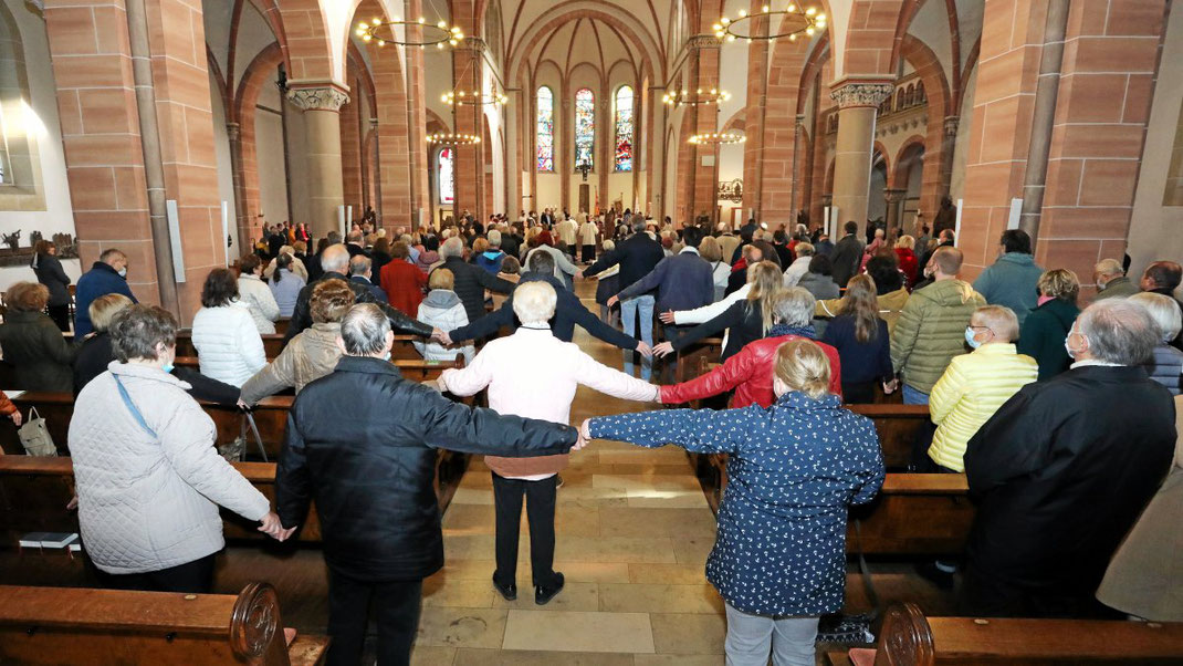 Die meisten Besucherinnen und Besucher der letzten Messe haben ihre eigene Geschichte mit der Michaelskirche in Duisburg-Wanheimerort. (WAZ-Foto: Frank Oppitz / FUNKE Foto Services)