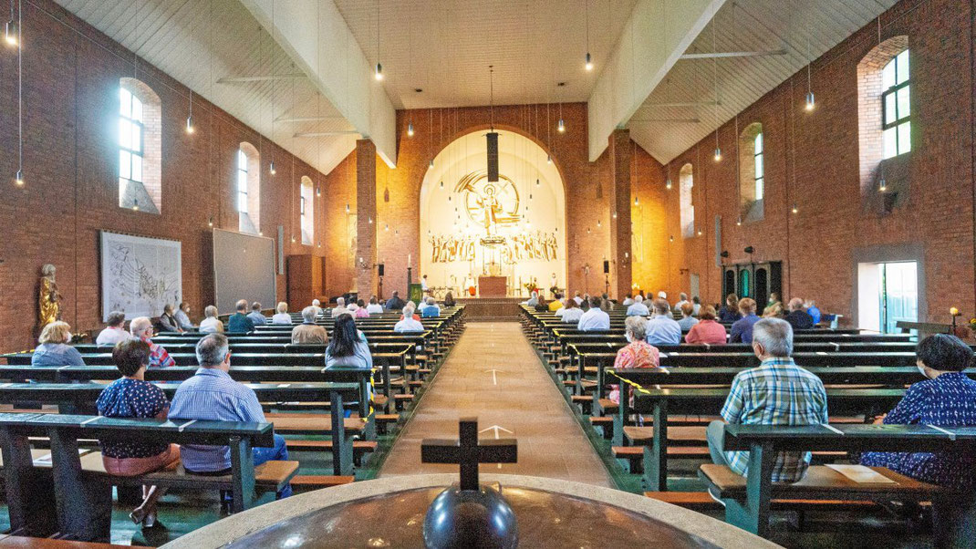 Ein bewegender Moment: Der letzte Gottesdienst in der St. Elisabeth-Kirche in Duisburg-Duissern. Pfarrer Christian Schulte hält die Abschiedsmesse am 27. Juni. (WAZ-Foto: Arnulf Stoffel / FUNKE Foto Services)